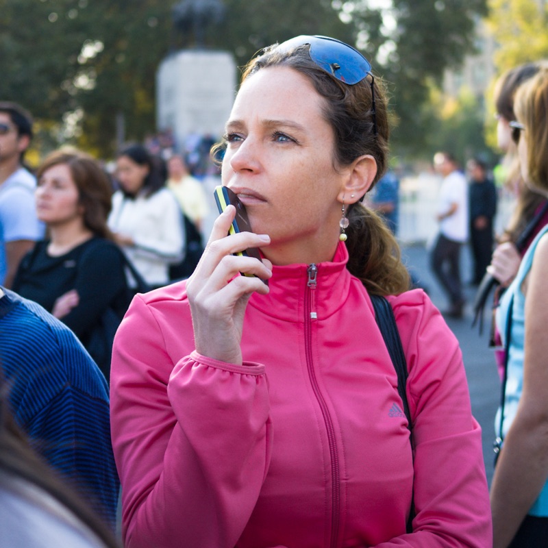 Persona usando un teléfono móvil en Santiago